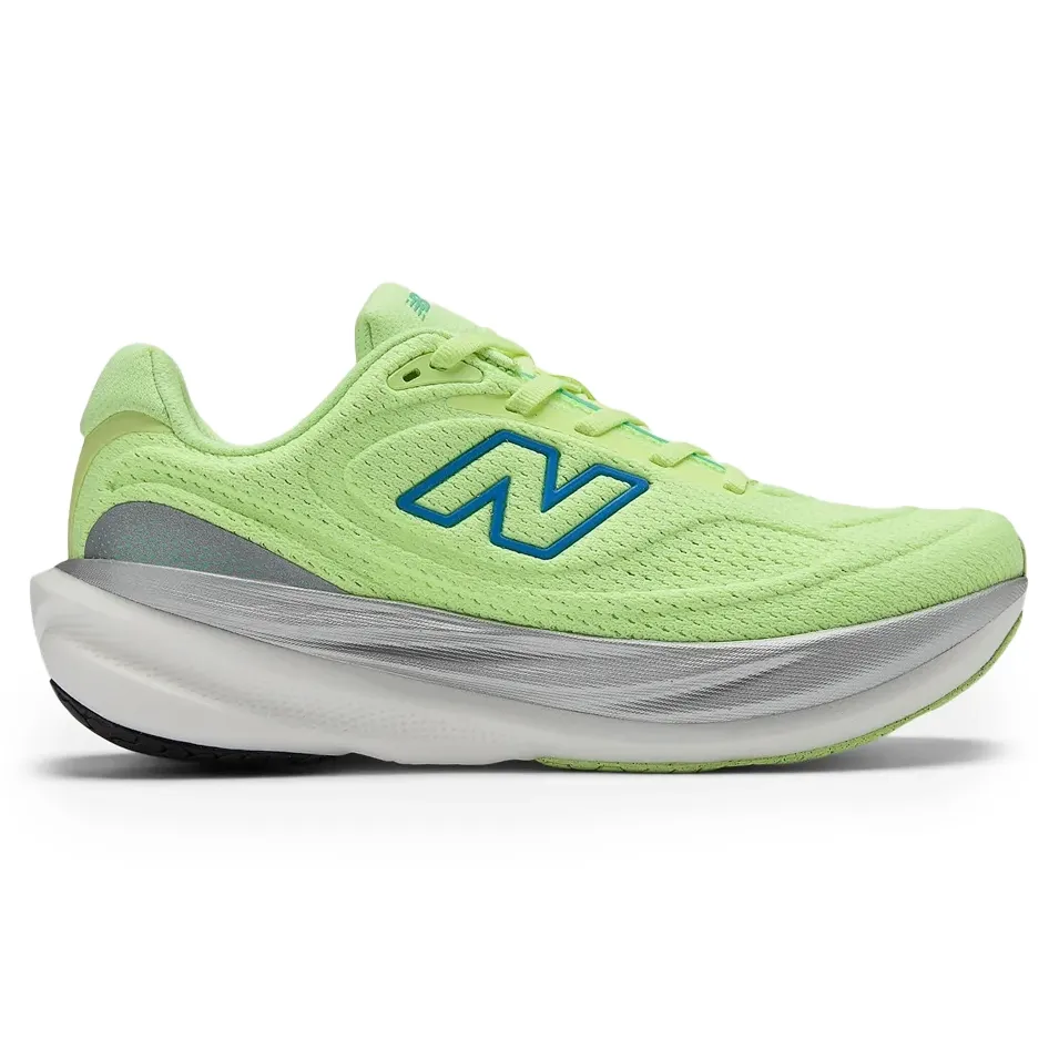Tênis feminino New Balance 1080v15 verde claro com detalhes em azul neon, vista lateral direita, material mesh respirável e solado em EVA e borracha